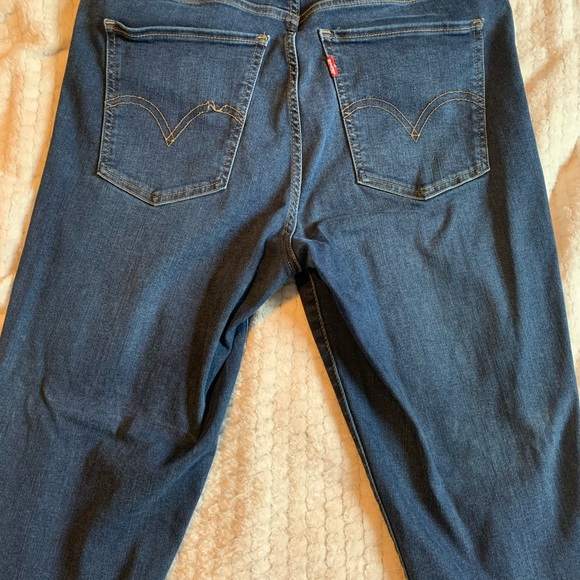 Levi's high rise skinny jeans, barely worn in size 32. - Picture 3 of 4